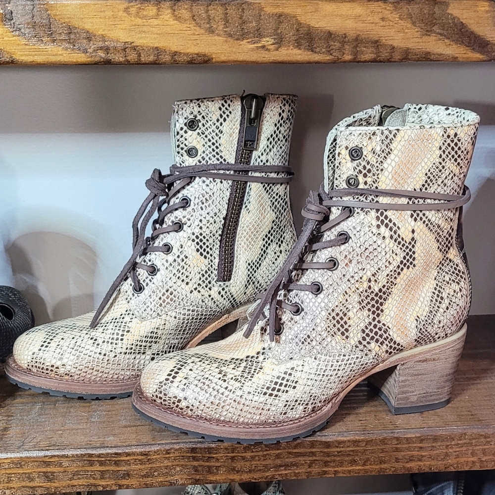 NWT Freebird Cavalier size 9